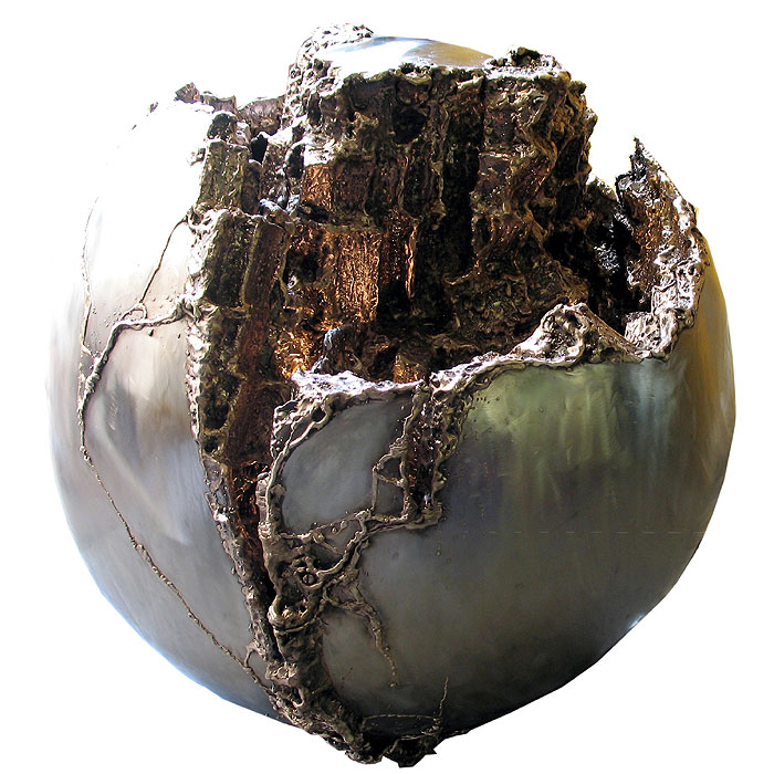 Kugelförmiger Brunnen aus Edelstahl mit einem Aufbruch in Bronze geschweißt